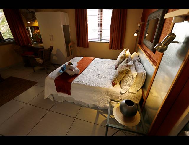 1,629M² GUESTHOUSE FOR SALE IN WEST ACRES EXT 2
